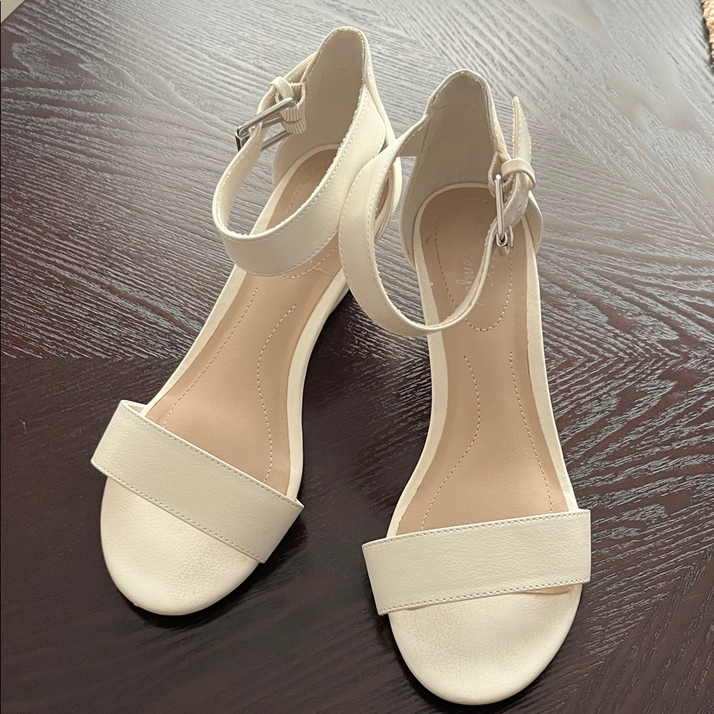 Dexflex Comfort White Ankle Strap Sandals I wore them to a wedding not brand new